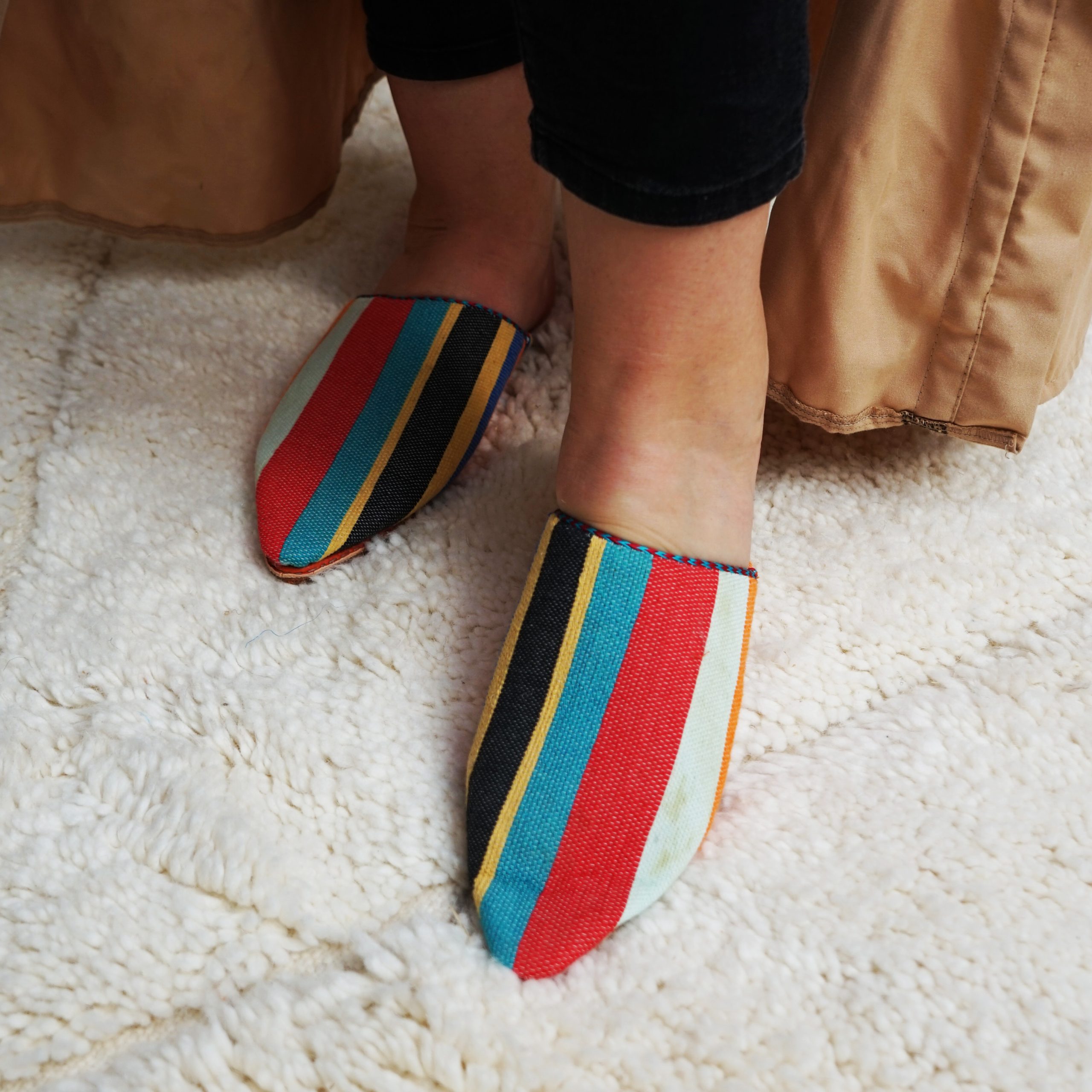 Babouche Marocaine en cuir tissu artisanal confectionnées à la main