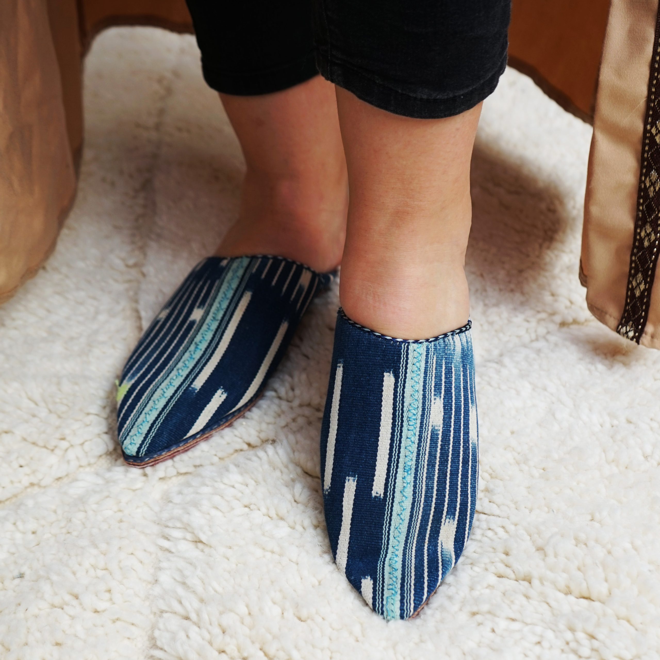 Babouche Marocaine en cuir tissu artisanal confectionnées à la main