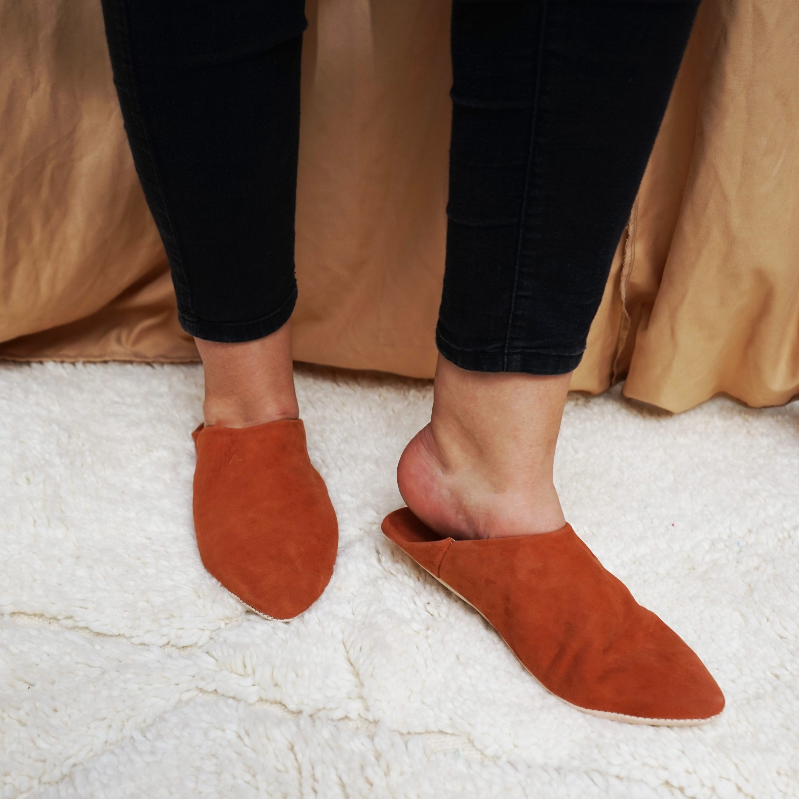 Babouche Marocaine en cuir tissu artisanal confectionnées à la main