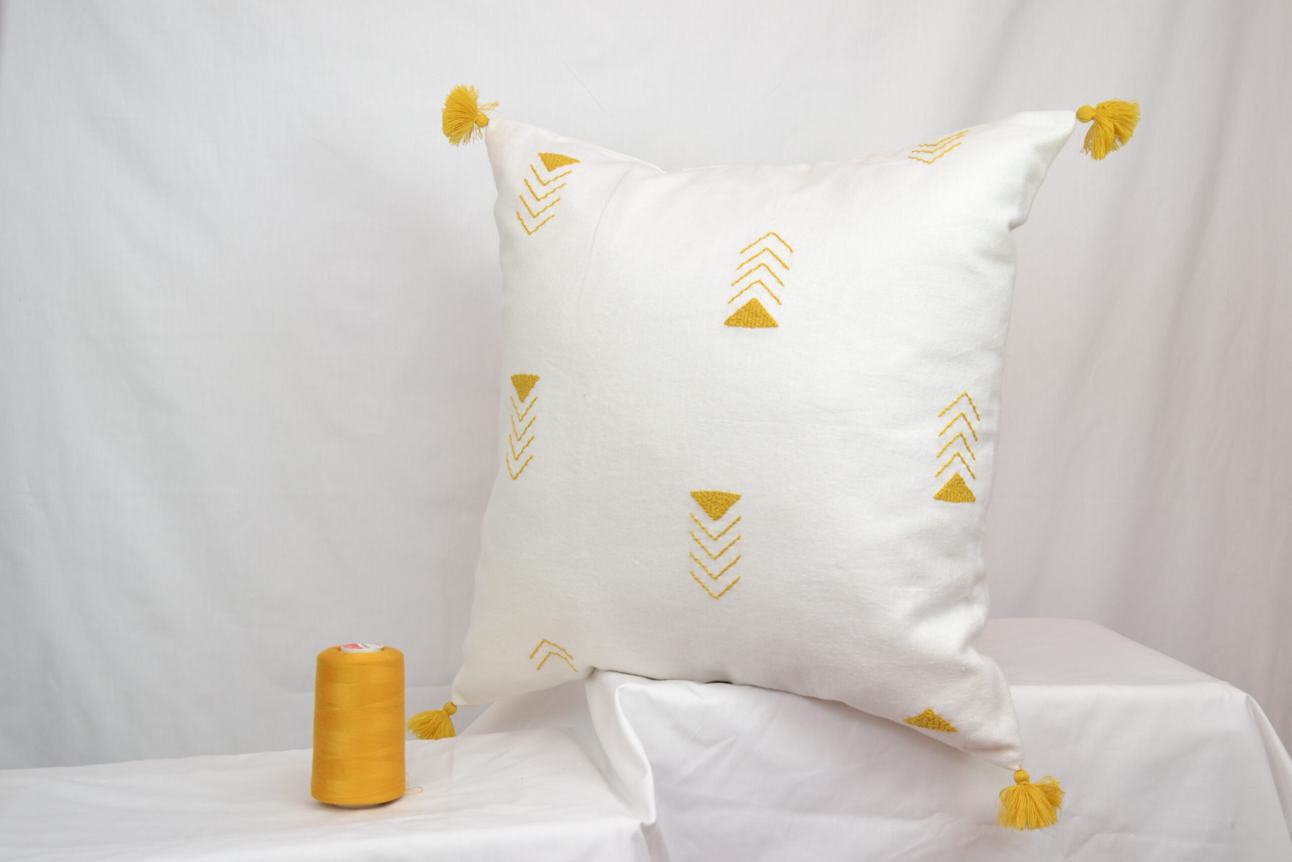 Second image of Housse de coussin brodé en lin fait main
