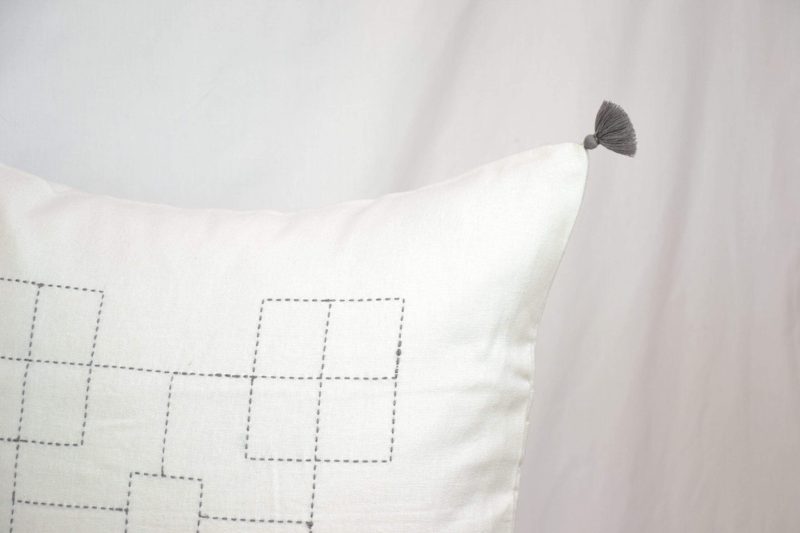 Second image of Housse de coussin brodé en lin faite à la main