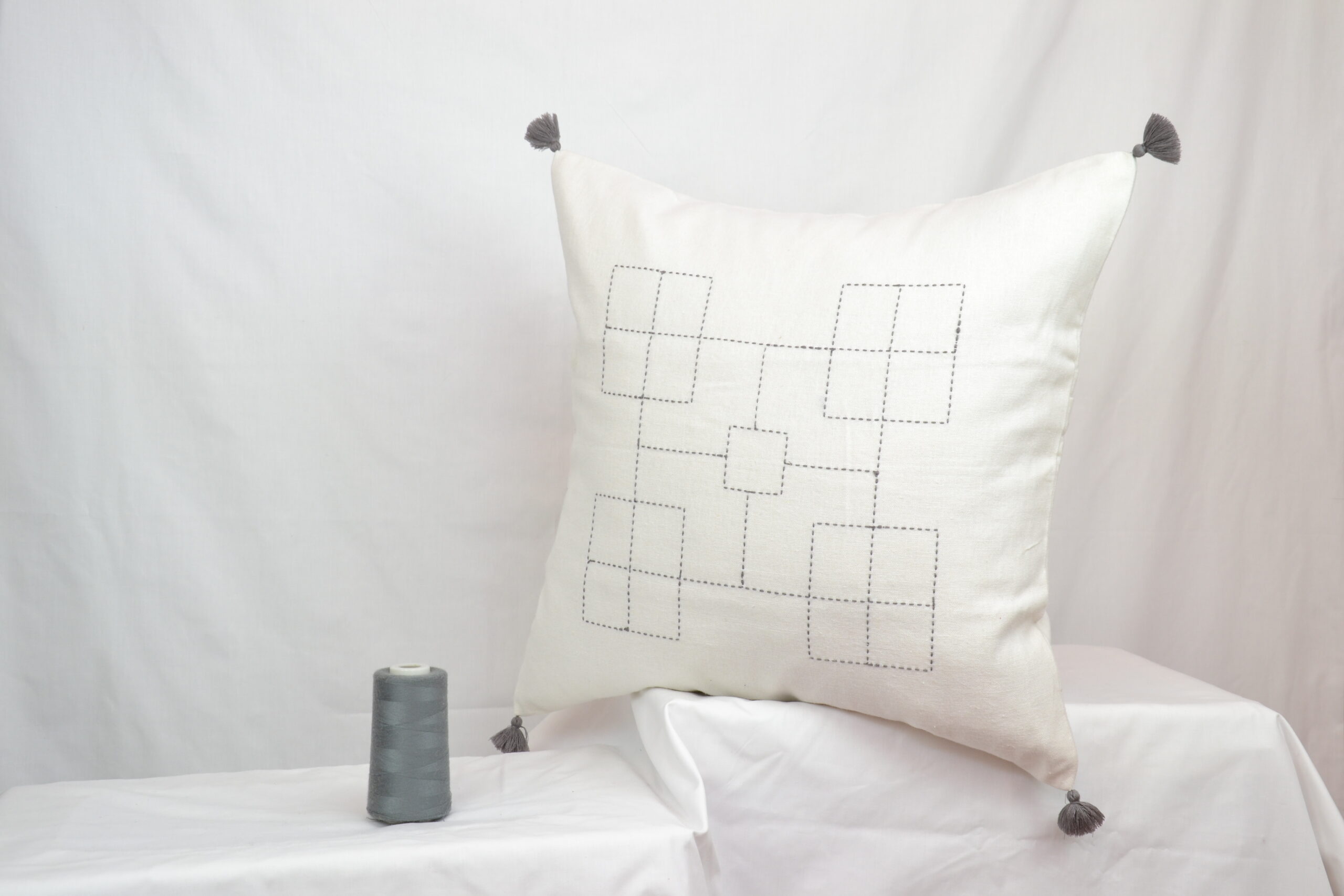 Housse de coussin brodé en lin faite à la main
