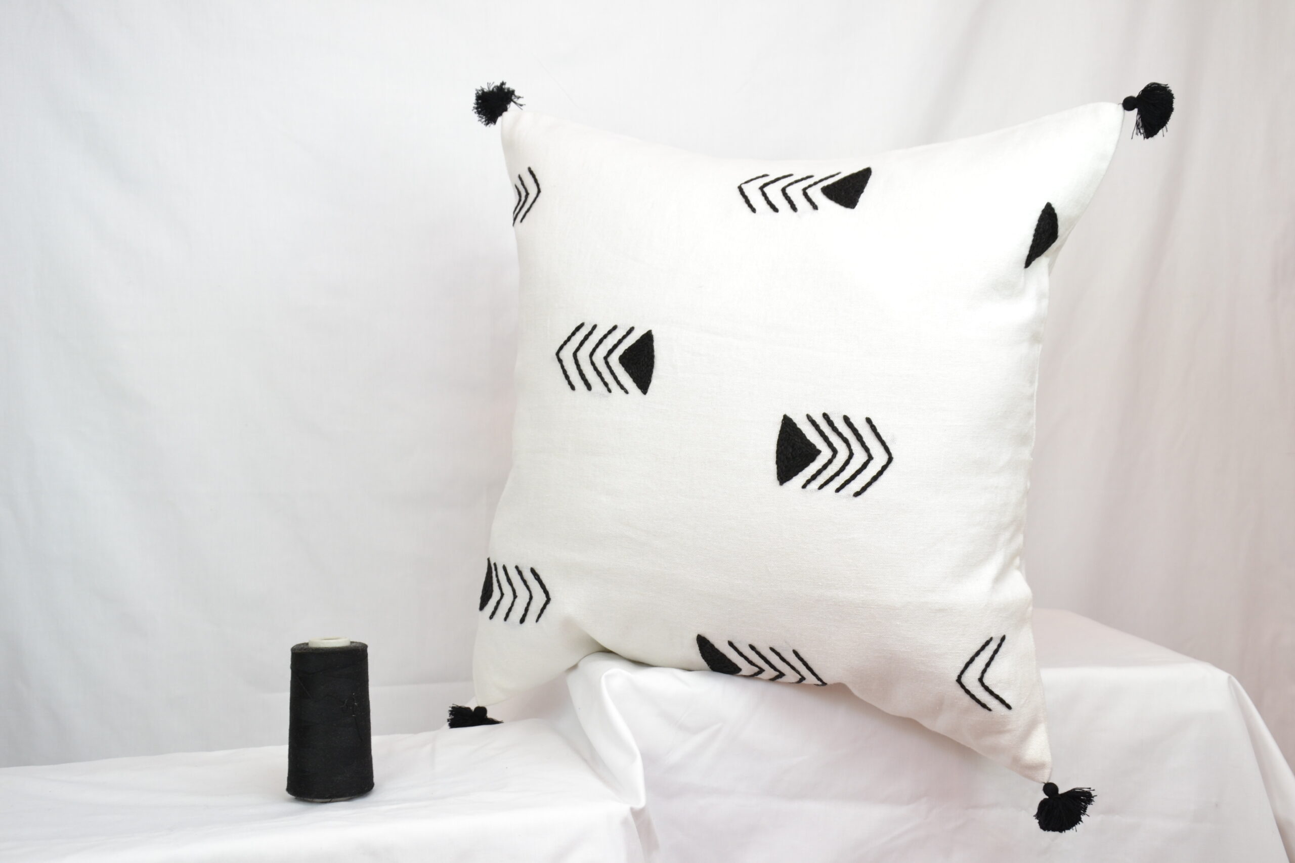 Second image of Housse de coussin brodé en lin fait main
