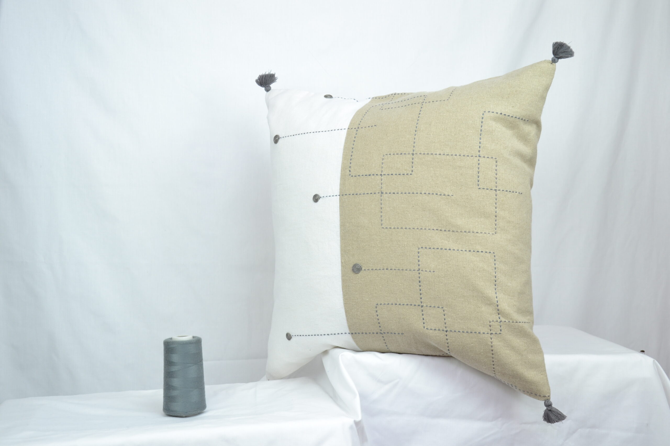 Housse de coussin brodé en lin fait à la main