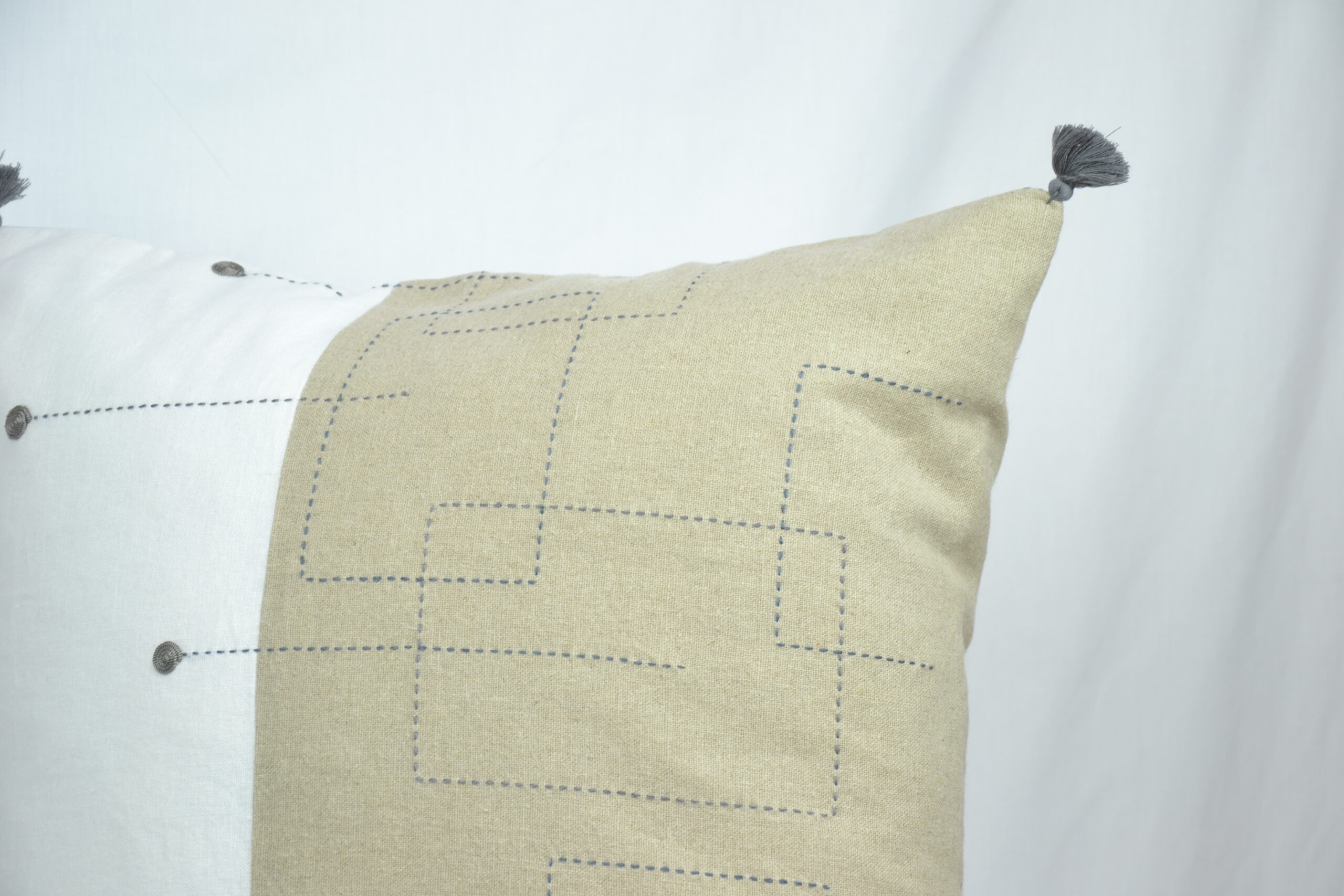 Second image of Housse de coussin brodé en lin fait à la main