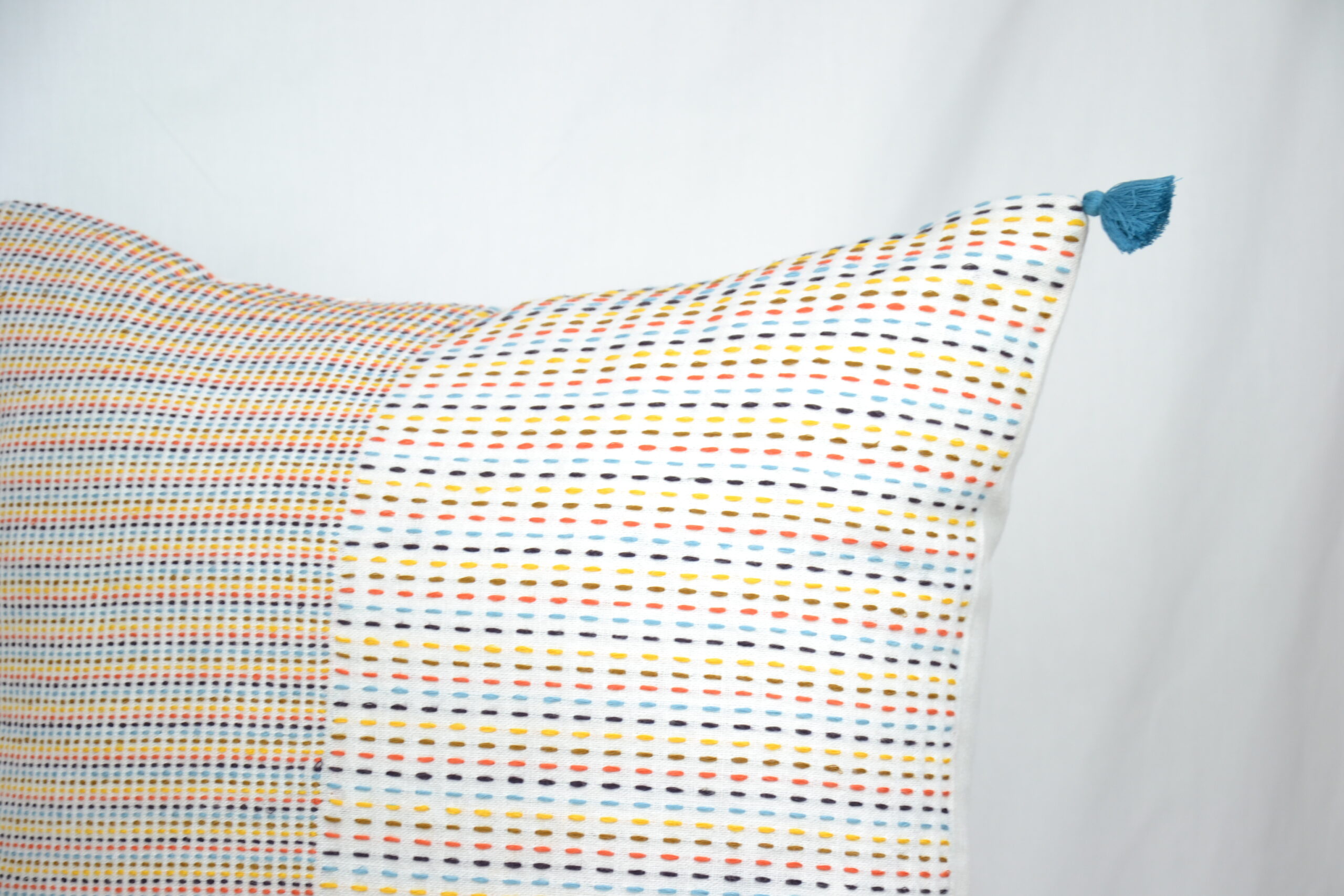 Second image of Housse de coussin brodé en lin fait à la main