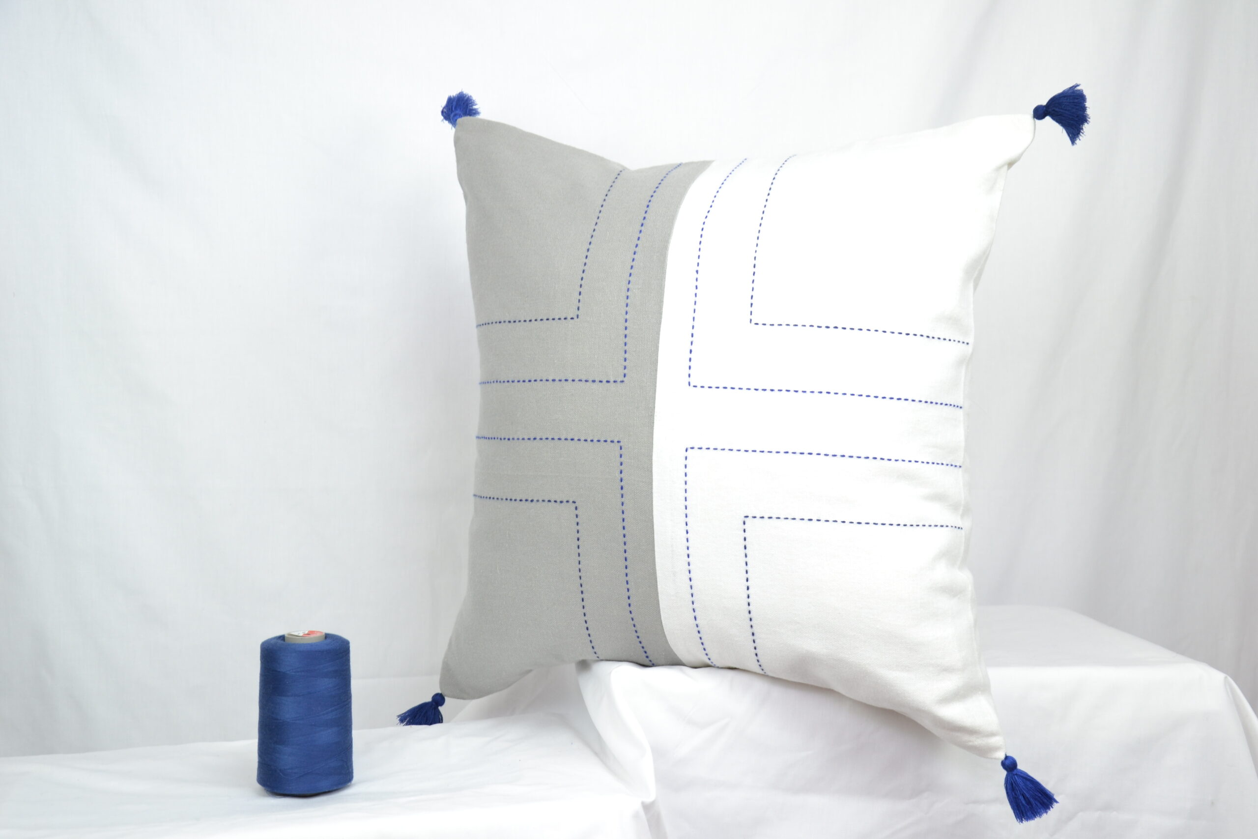 Housse de coussin brodé en lin faite à la main