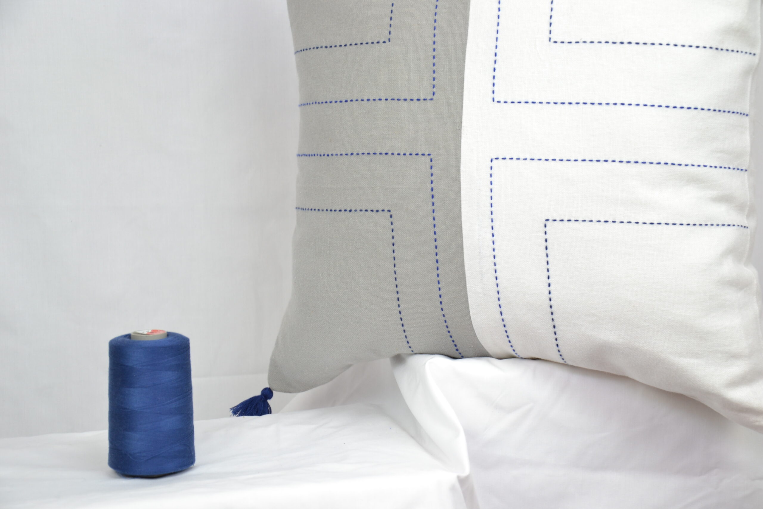 Second image of Housse de coussin brodé en lin faite à la main