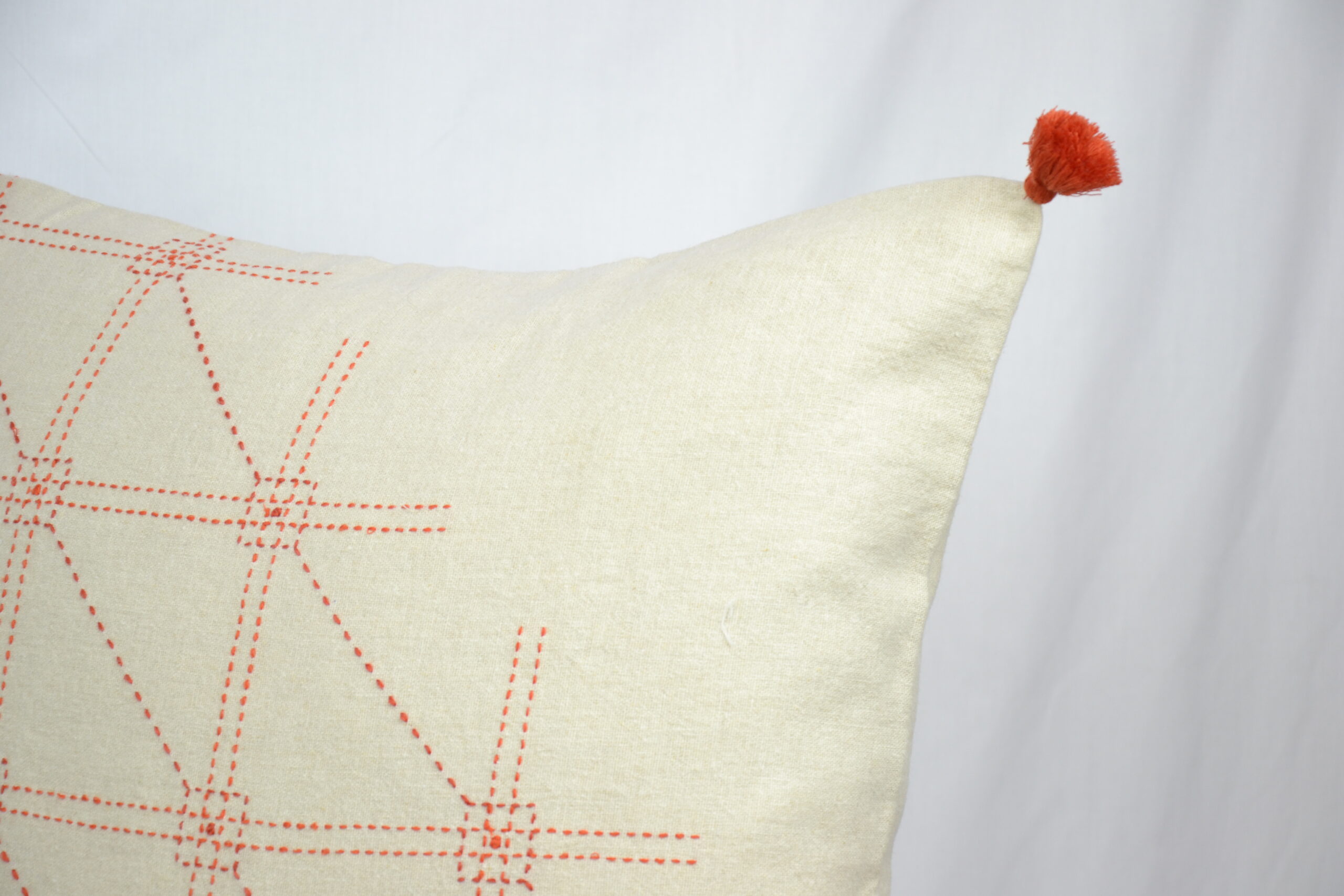 Second image of Housse de coussin brodé en lin fait à la main