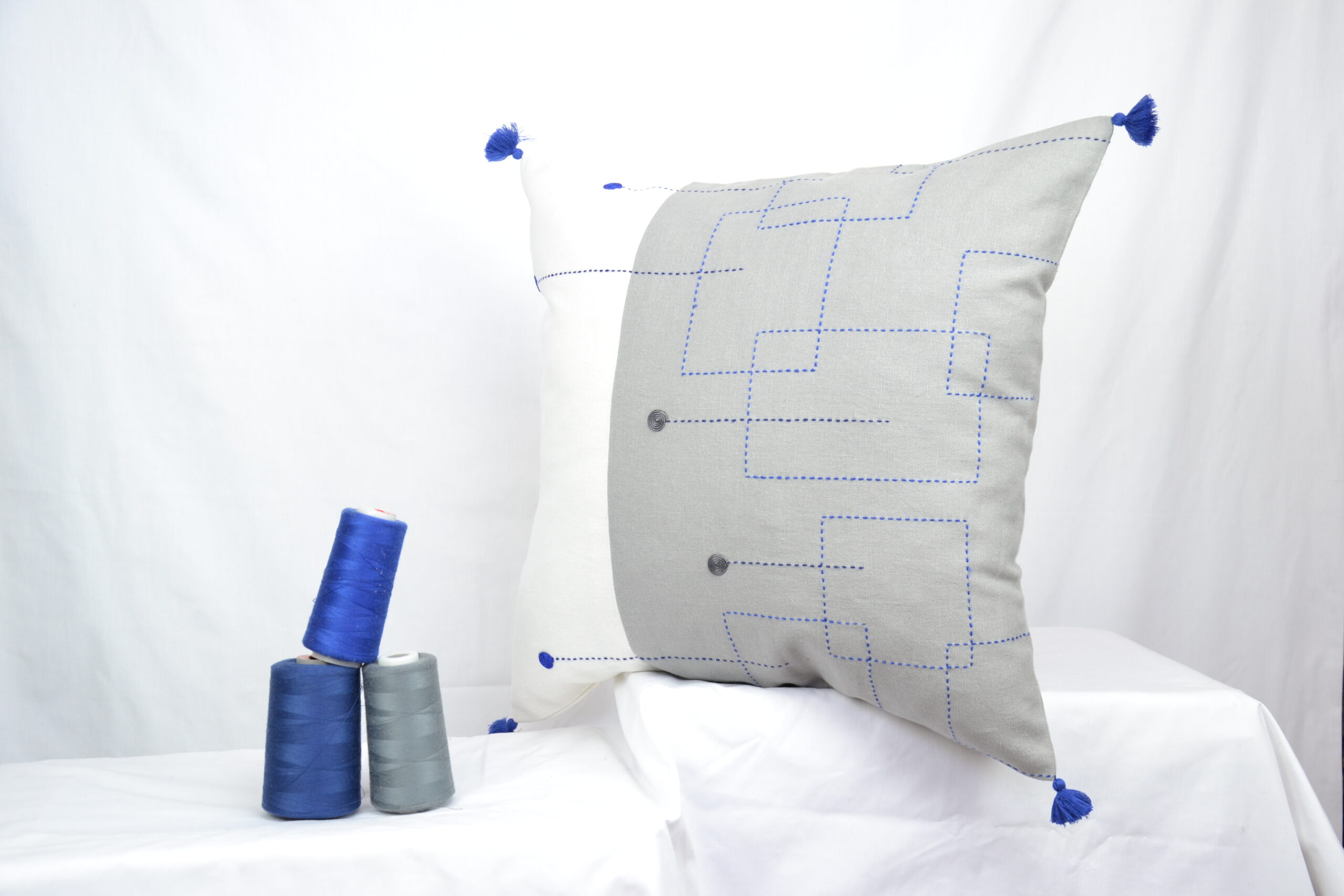 Housse de coussin brodé en lin faite à la main