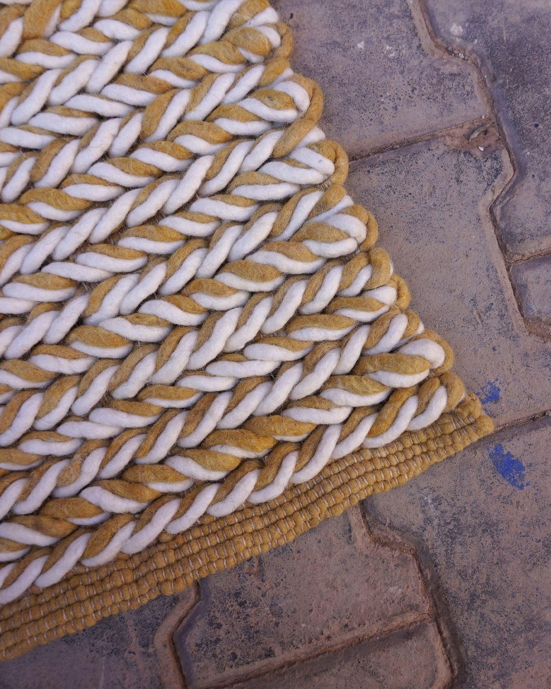 Second image of Tapis boules Marocain Fait Main 250 x 160 cm
