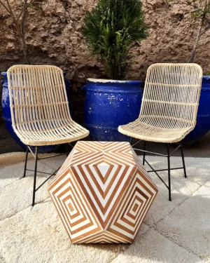 Table en bois & résine au design géométrique raffiné
