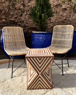 Table en bois & résine au design géométrique raffiné