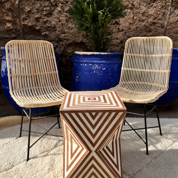 Table en bois & résine au design géométrique raffiné