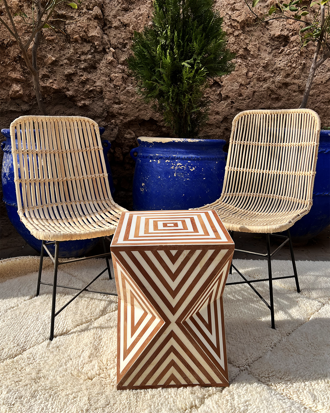 Table en bois & résine au design géométrique raffiné