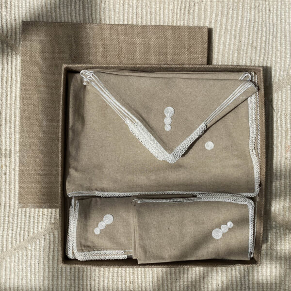 Nappe brodée à la main plus 12 serviettes