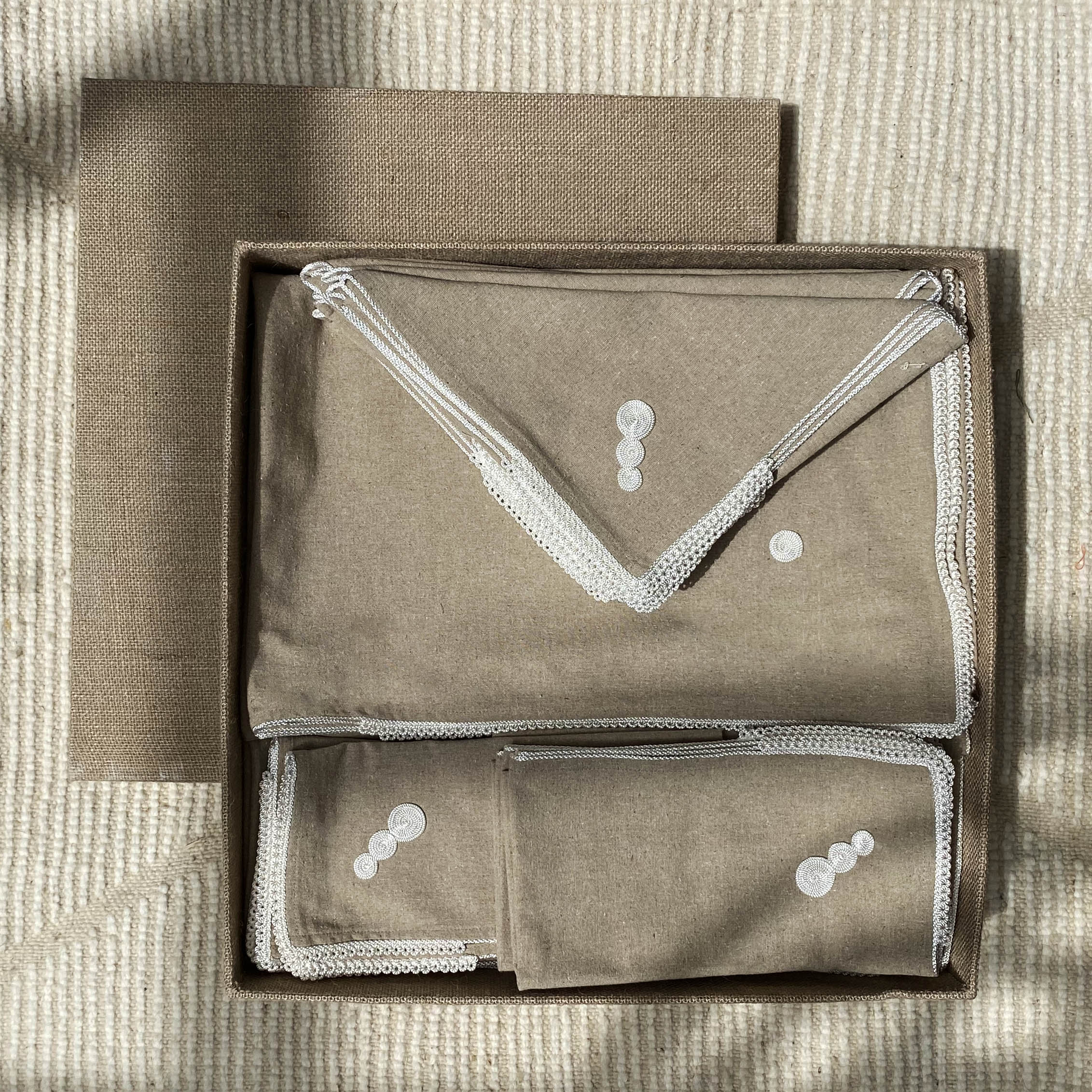 Nappe brodée à la main plus 12 serviettes