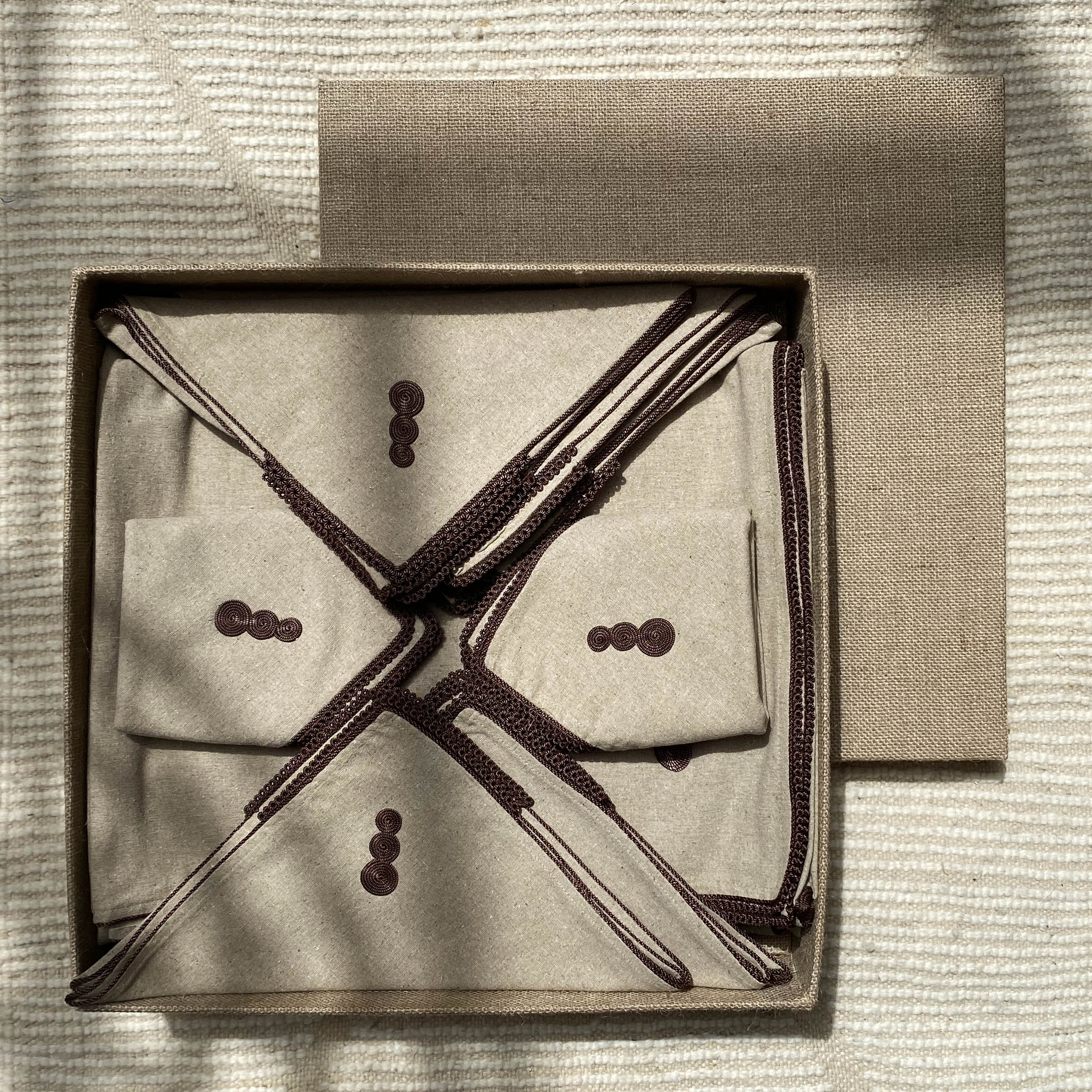 Nappe brodée à la main plus 12 serviettes