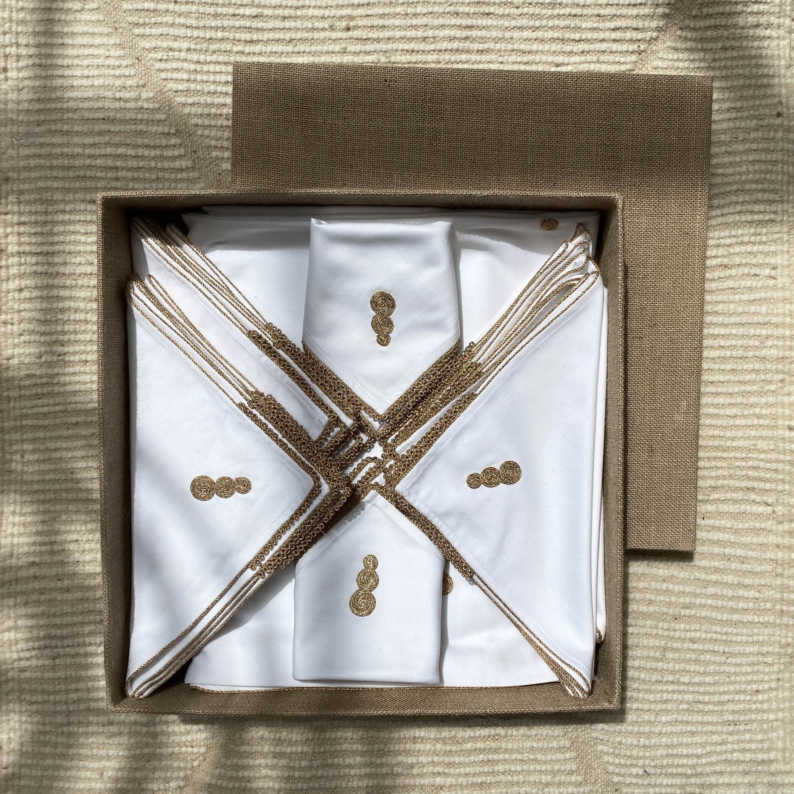 Nappe brodée à la main plus 12 serviettes