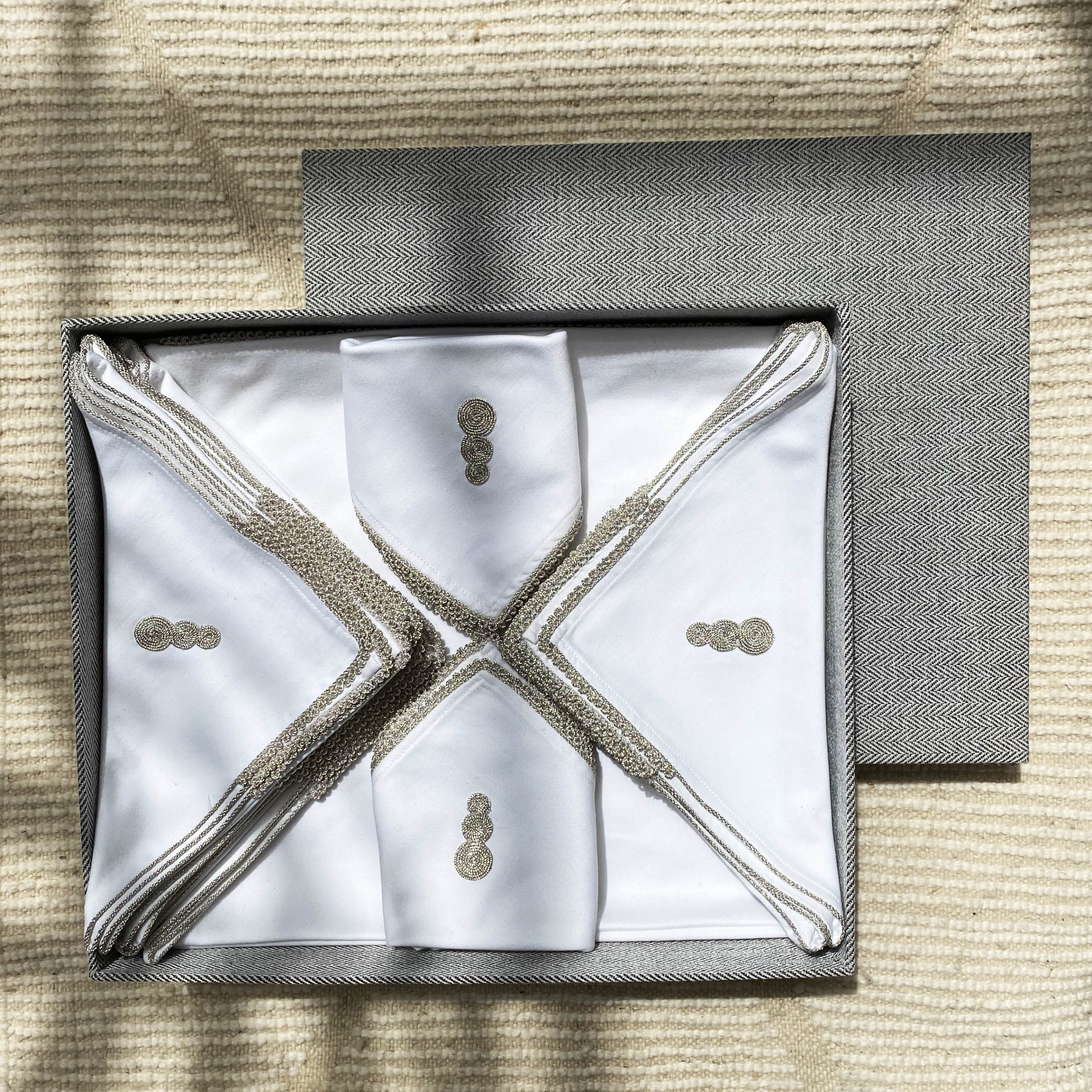 Nappe brodée à la main plus 12 serviettes