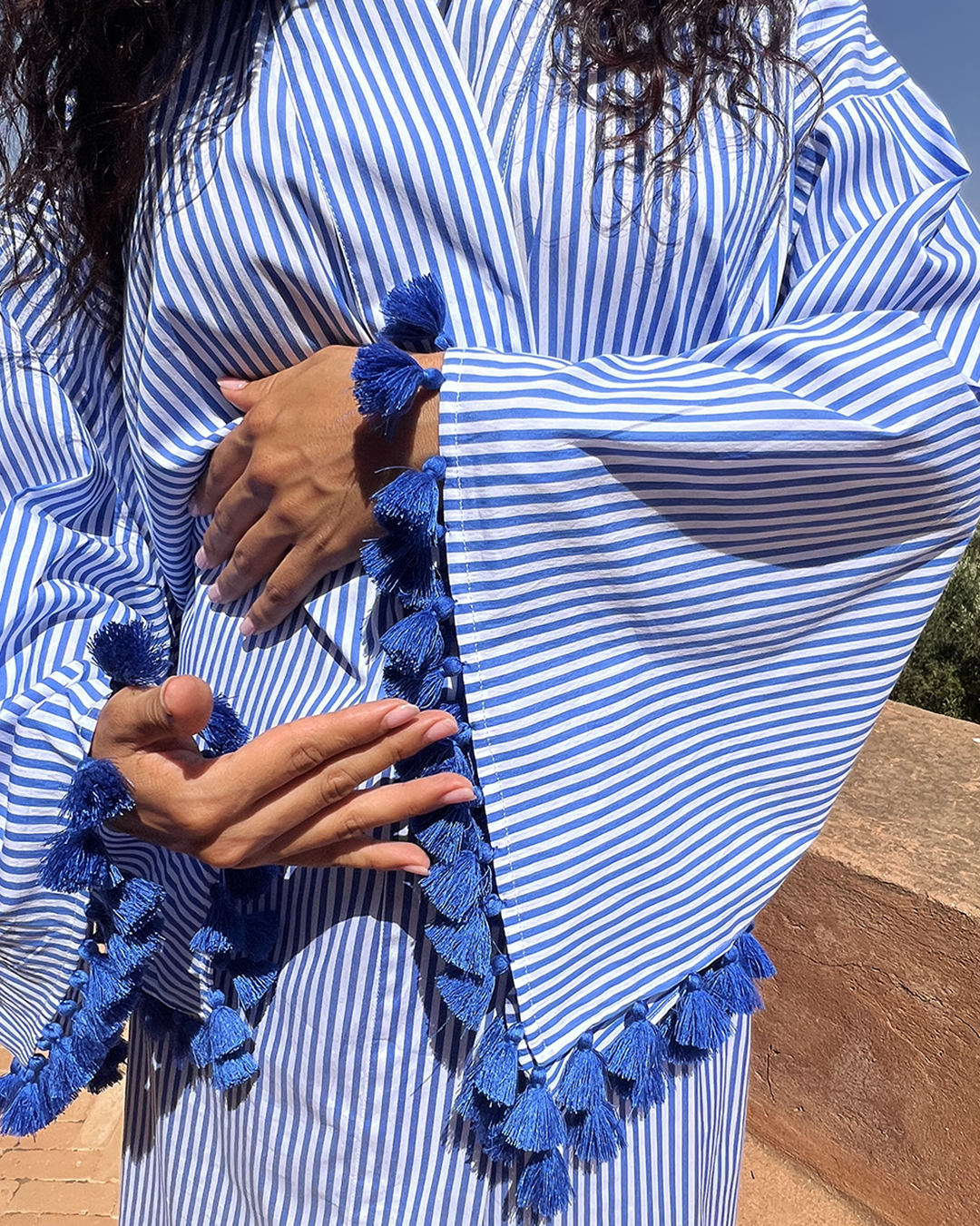 Robe en lin pour femmes rayée bleu & blanc avec pompons