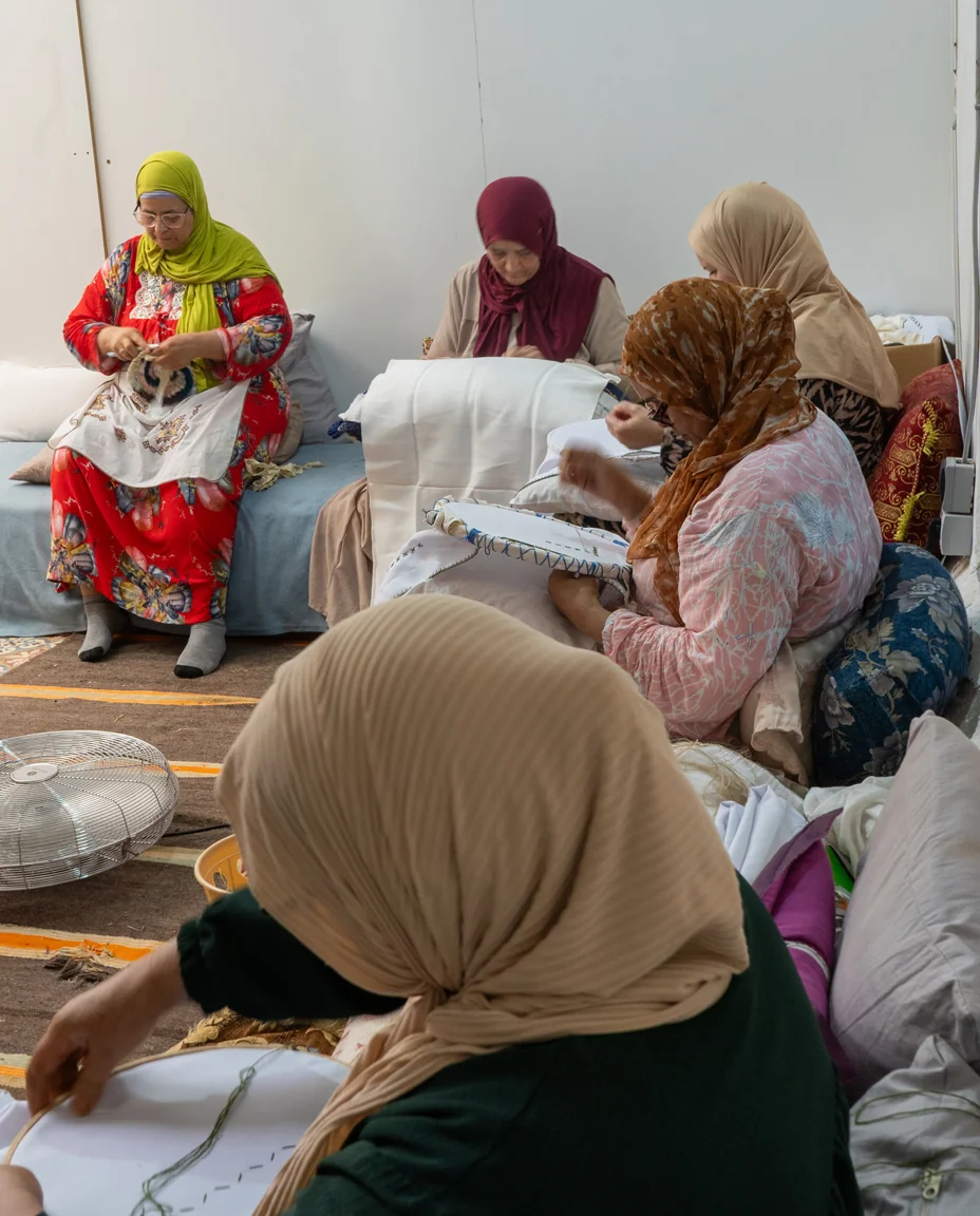 Tisseuses au travail dans l'atelier d'Arttissage Tam