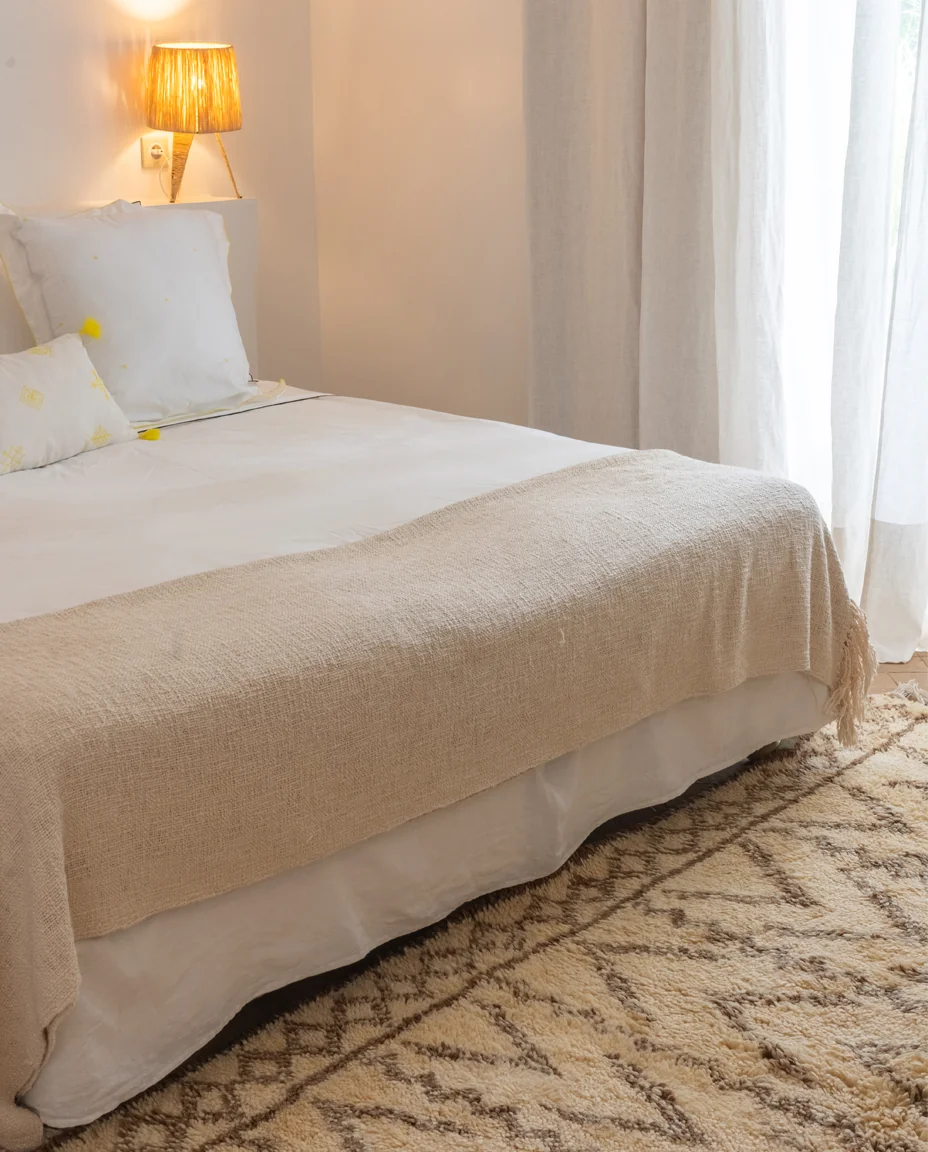 Tapis dans une chambre feutrée baignée de lumière