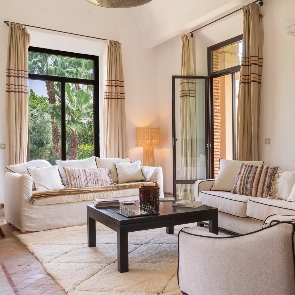 Tapis Beni Ouarain dans un salon lumineux