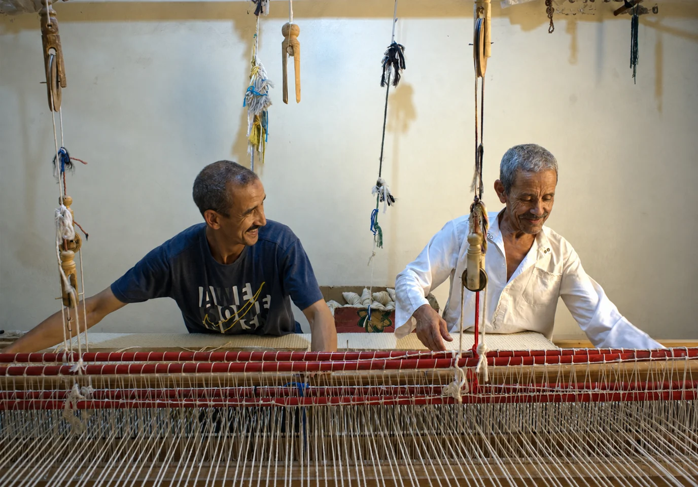 Deux artisanes tissant ensemble